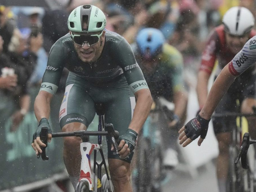 Taliansky cyklista Jonathan Milan špurtuje od cieľa 17. etapy Tour de France.