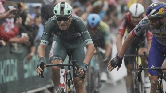 Taliansky cyklista Jonathan Milan špurtuje od cieľa 17. etapy Tour de France.
