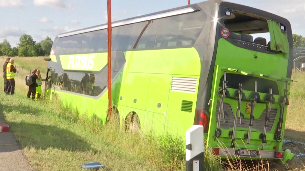 VIDEO Havária autobusu v Nemecku: Cestovalo ním 54 ľudí z najmenej 20 krajín. Jeden pasažier je v ohrození života