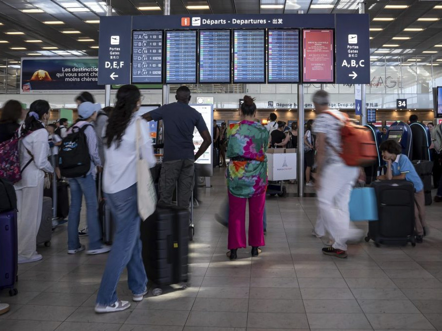 cestujúci na letisku