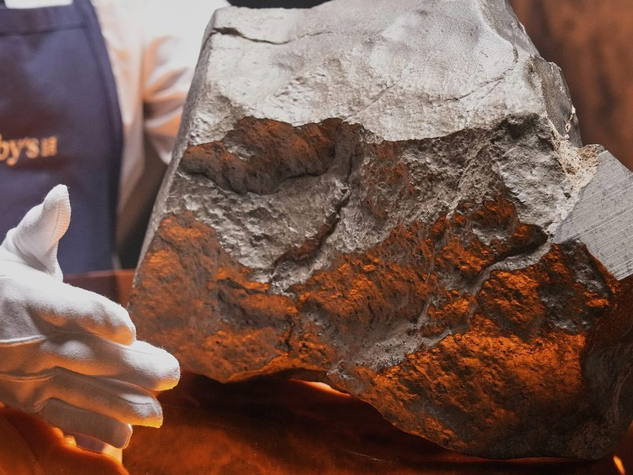 Do dražby aukčného domu Sotheby's v New Yorku sa dostal 25-kilogramový kus Marsu.