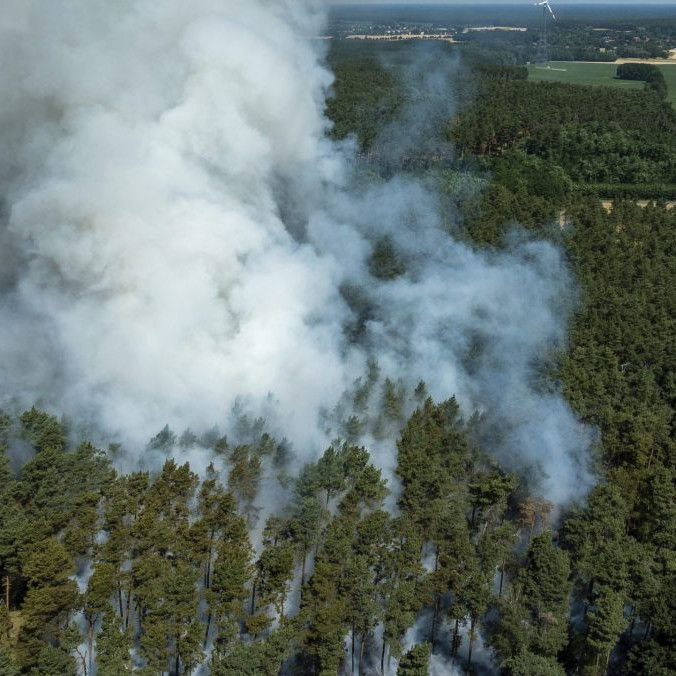 Hasiči v Nemecku bojujú s lesným požiarom. Zo Saska sa rozšíril aj do susedného Brandenburska