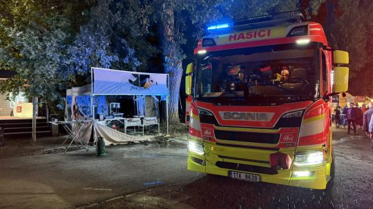 Na snímke hasičské auto na festivale v Ostrave po požiari stánku.