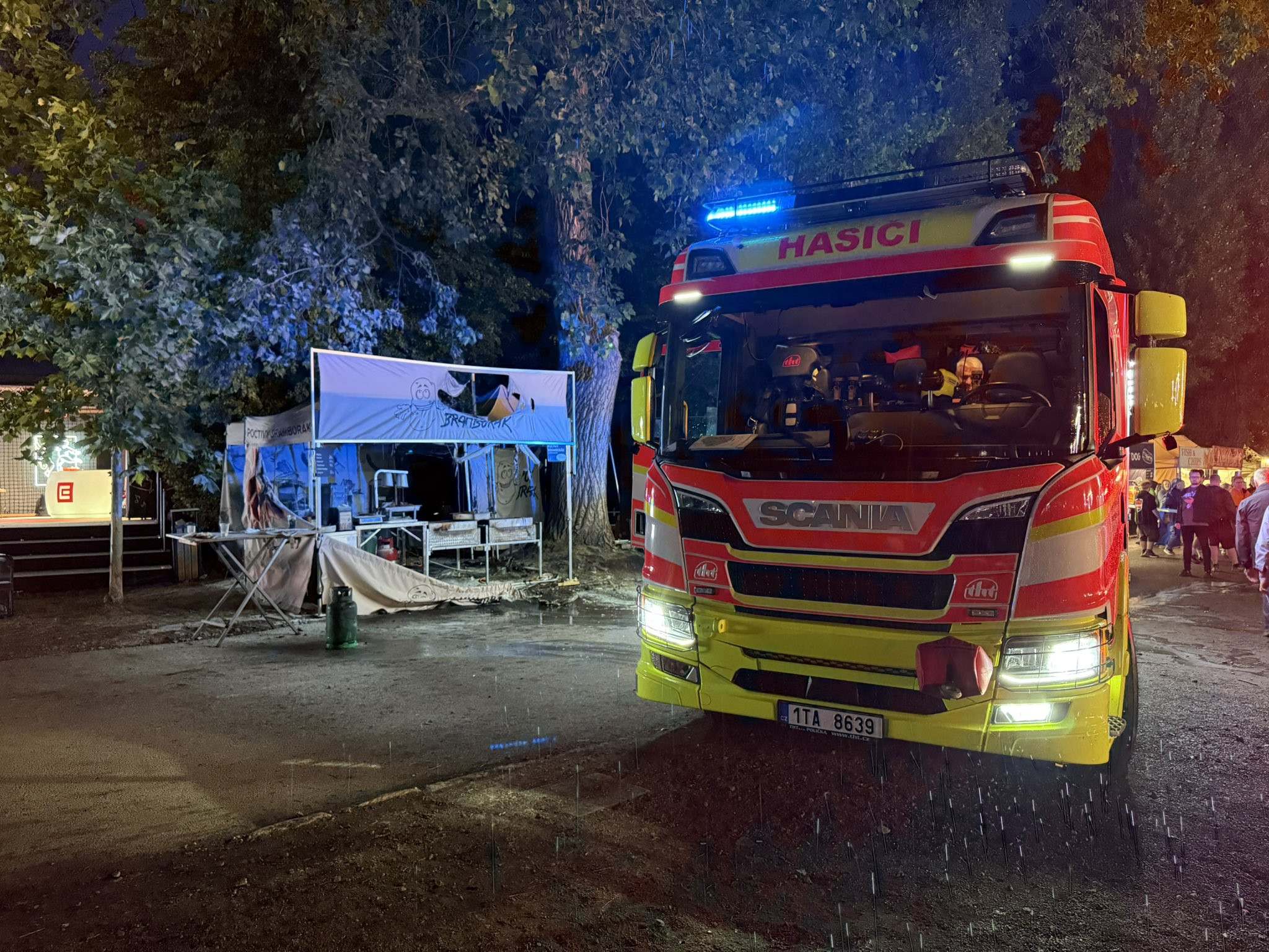 Na snímke hasičské auto na festivale v Ostrave po požiari stánku.