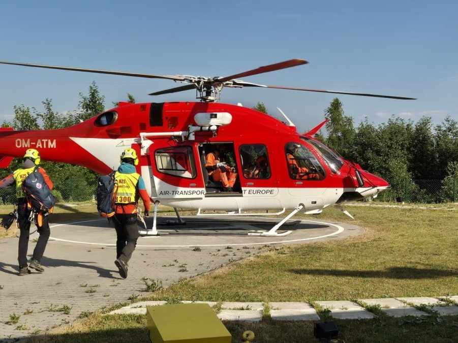 Na ilustračnej snímke záchranársky vrtuľník.