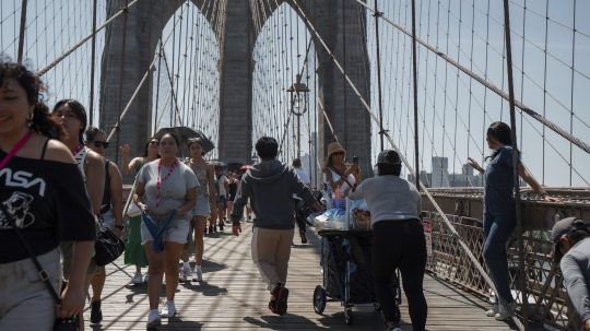 Ľudia na Brooklinskom moste v New Yorku.