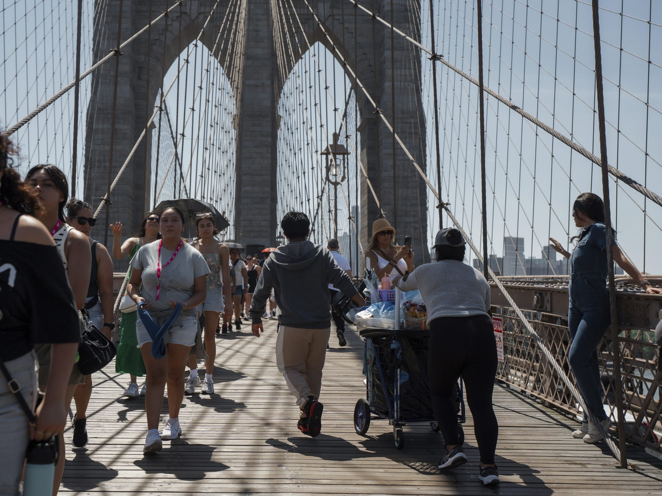 Ľudia na Brooklinskom moste v New Yorku.