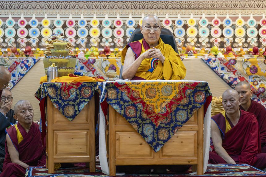 Tibetský duchovný vodca dalajláma predsedá podujatiu pri príležitosti svojich 90. narodenín