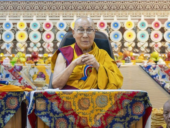 Tibetský duchovný vodca dalajláma predsedá podujatiu pri príležitosti svojich 90. narodenín