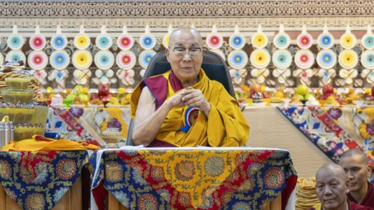 Tibetský duchovný vodca dalajláma predsedá podujatiu pri príležitosti svojich 90. narodenín
