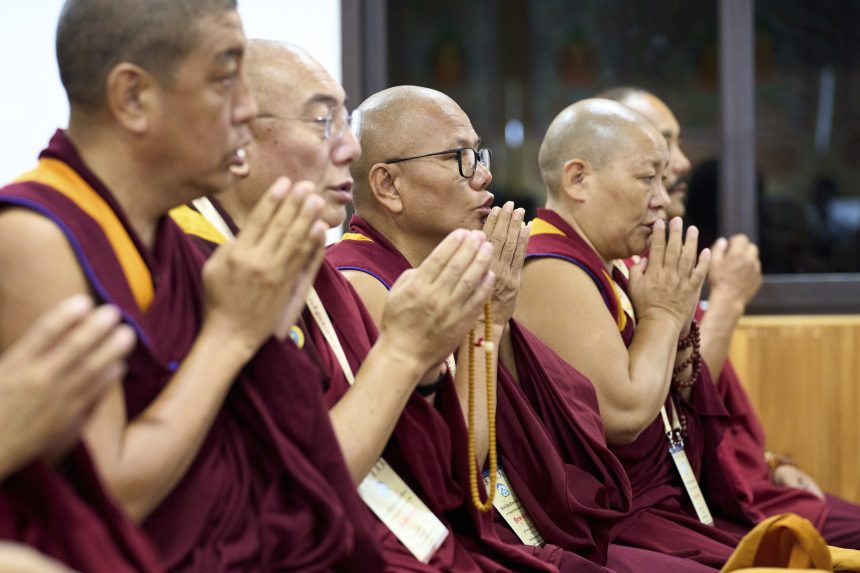 Mnísi sa modlia počas konferencie, na ktorej sa zúčastňujú zástupcovia rôznych škôl tibetského budhizmu v indickej Dharamshale.