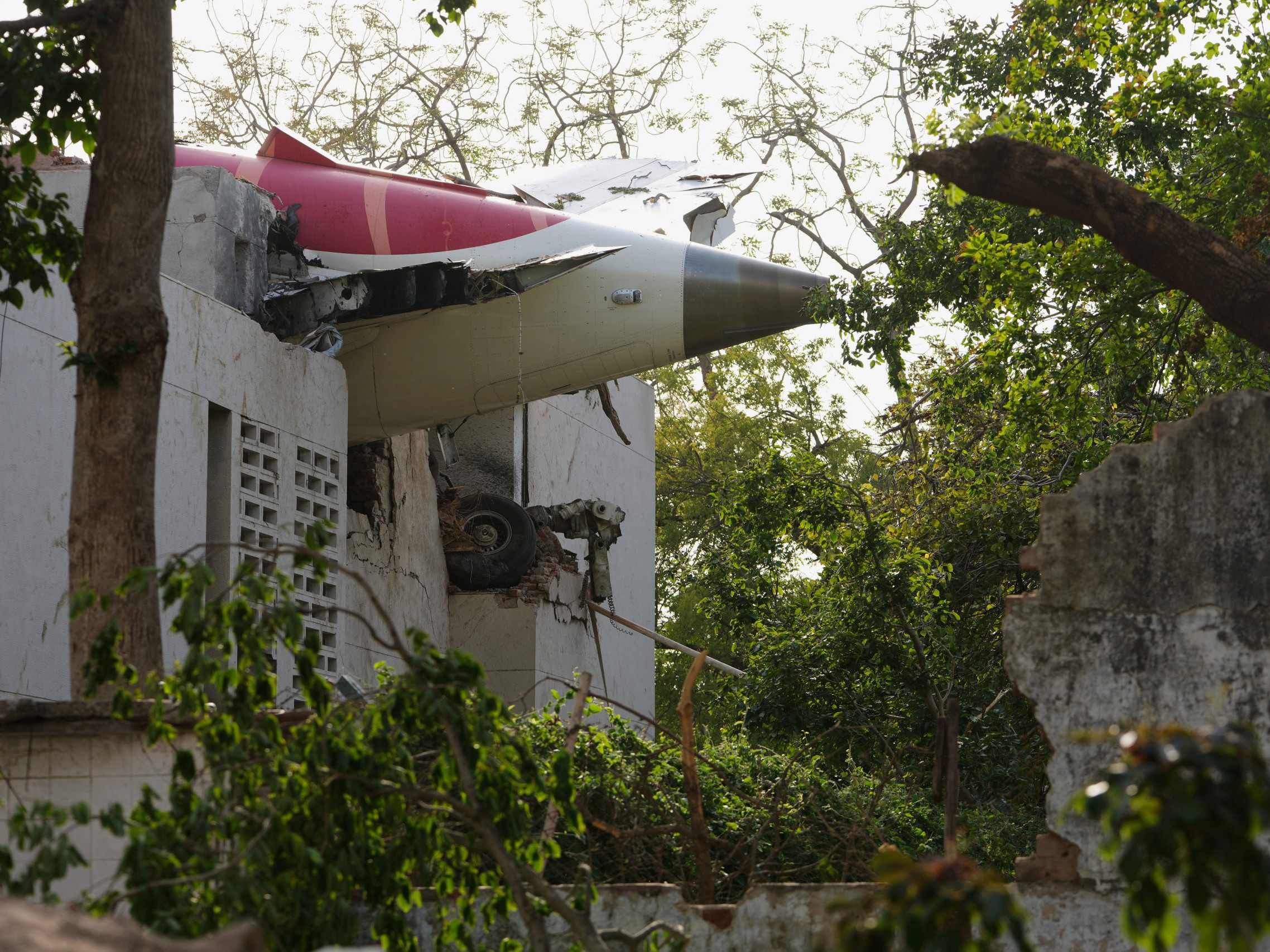 Medzi obeťami sú cestujúci, posádka lietadla aj medici z ubytovne, na ktorú lietadlo spadlo.