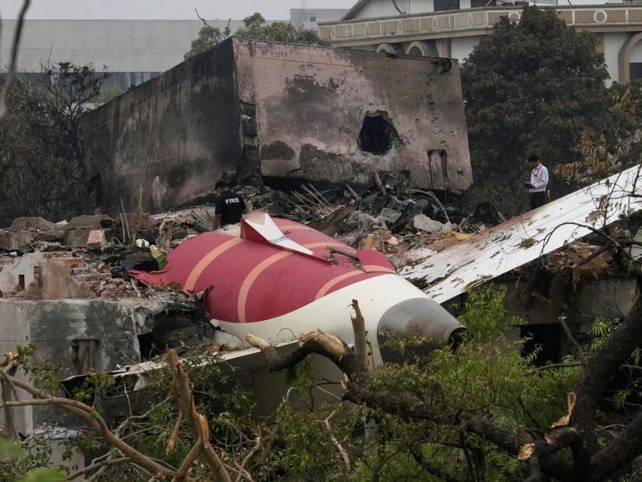 Časti Boeingu 787-8 Dreamliner spoločnosti Air India na mieste leteckého nešťastia v Indii.