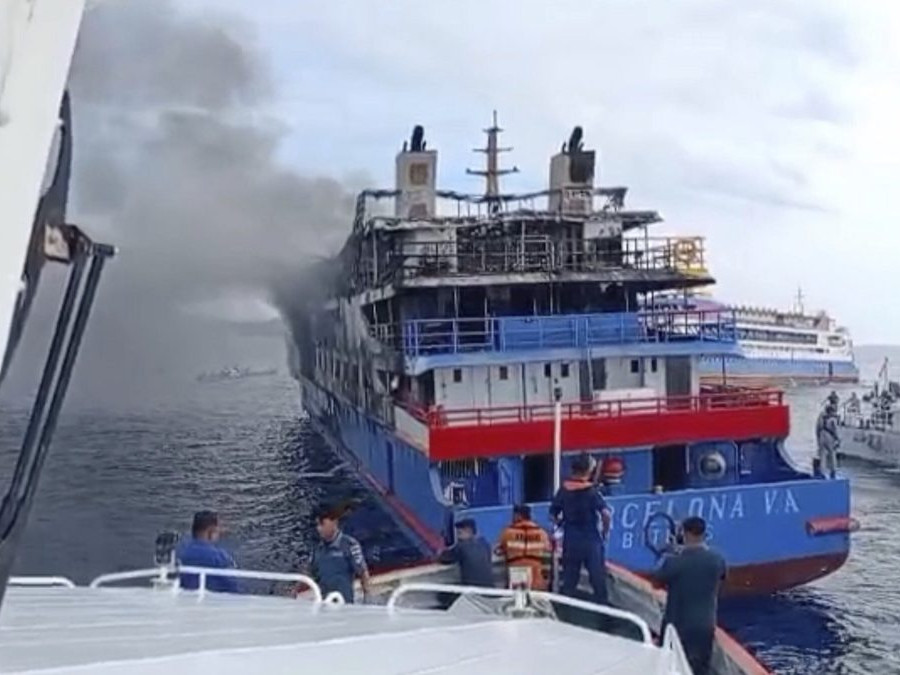 Z horiaceho trajektu v Indonézii zachránili viac než 560 ľudí, traja nešťastie neprežili