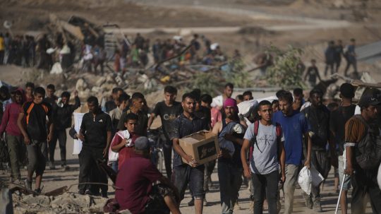 Palestínčania s humanitárnou pomocou
