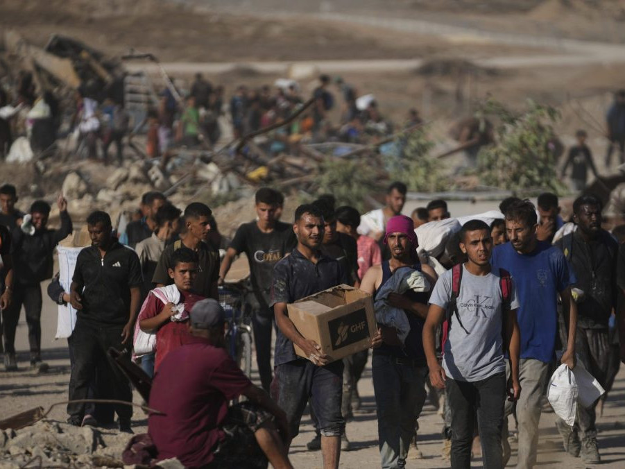 Palestínčania s humanitárnou pomocou