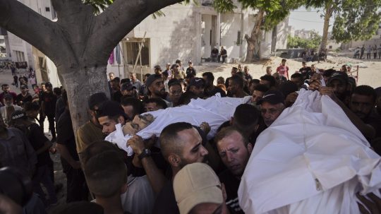 Na snímke Palestínčania nesú telá obetí, ktorí zahynuli počas izraelských leteckých útokov na ľudí čakajúcich na humanitárnu pomoc v Pásme Gazy.