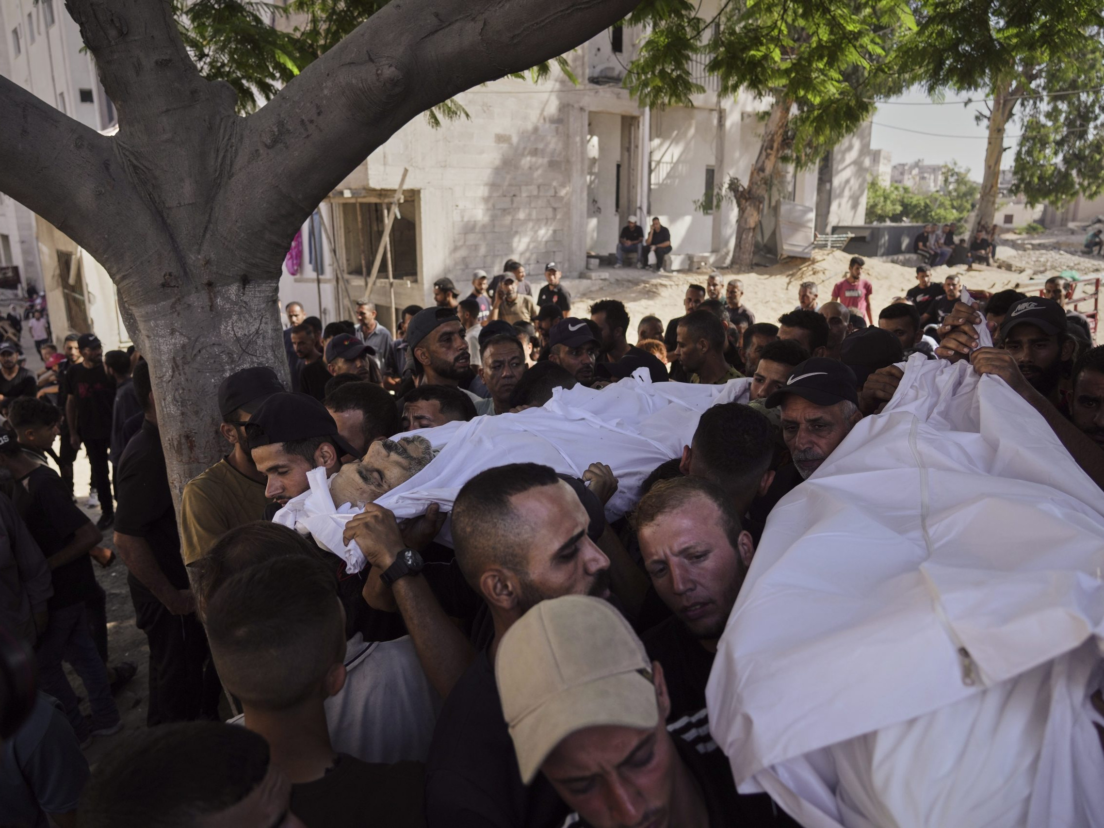 Na snímke Palestínčania nesú telá obetí, ktorí zahynuli počas izraelských leteckých útokov na ľudí čakajúcich na humanitárnu pomoc v Pásme Gazy.