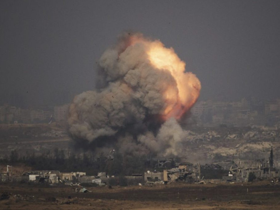 Dym a plamene stúpajú pri explózii po izraelskom bombardovaní severného Pásma Gazy.