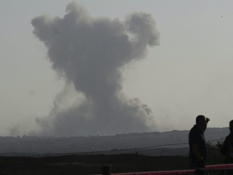 Dym sa vznáša ponad Pásmom Gazy.