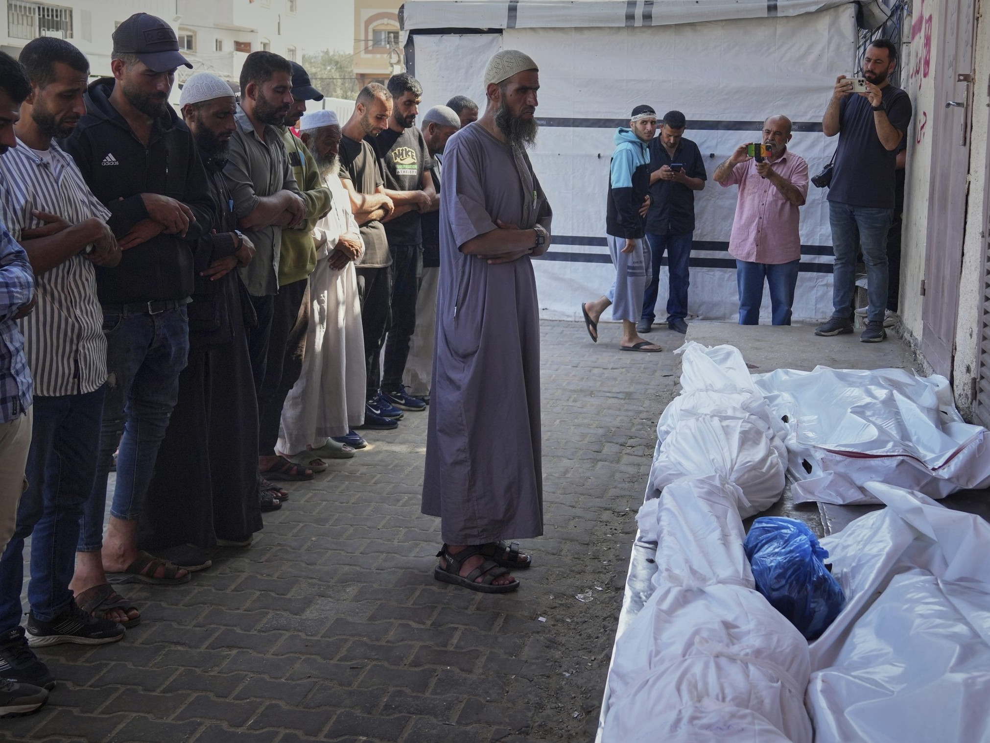 Palestínčania trúchlia nad telami obetí izraelského útoku.