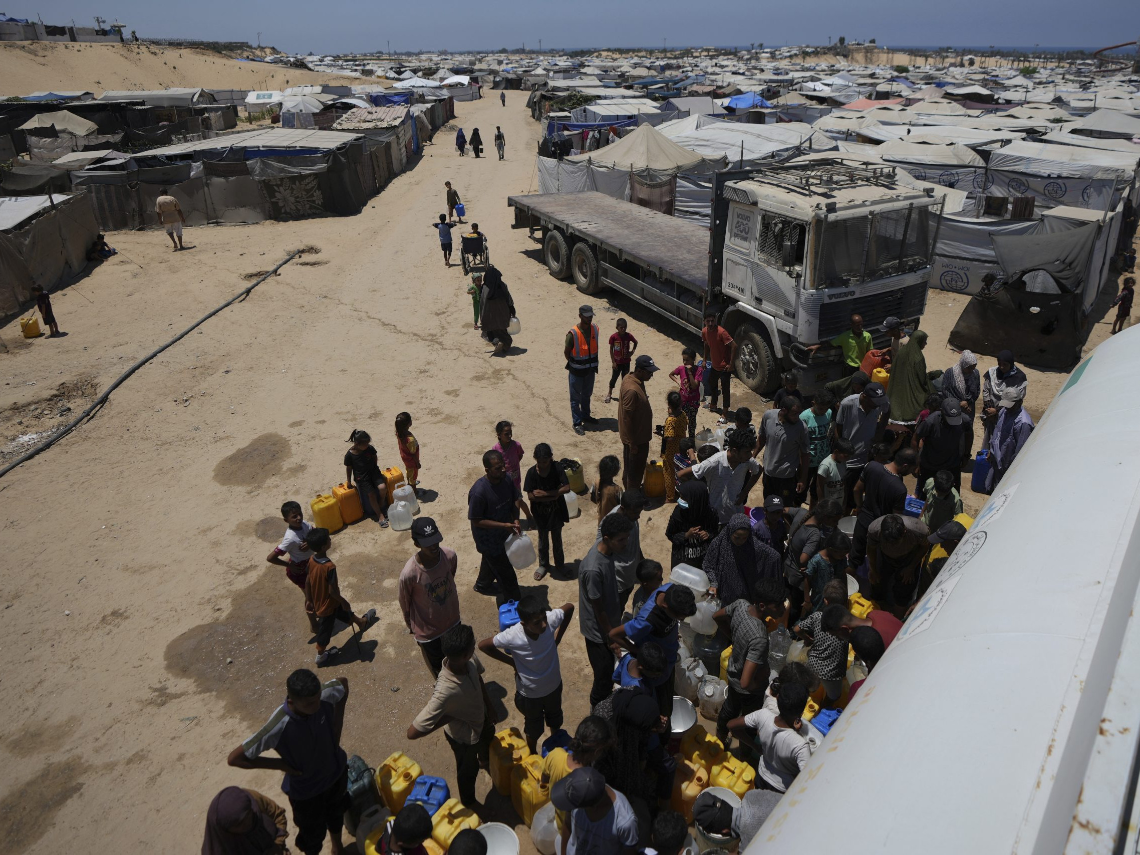 Vysídlení Palestínčania sa zhromaždili pri zásobách vody.