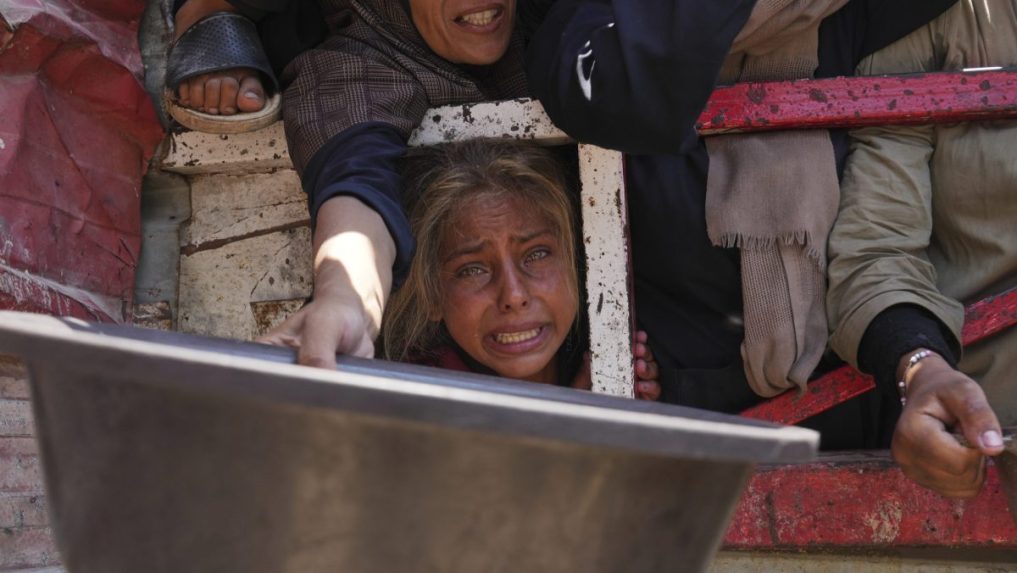 Palestínčania bojujú o darované potraviny v komunitnej kuchyni v meste Gaza.