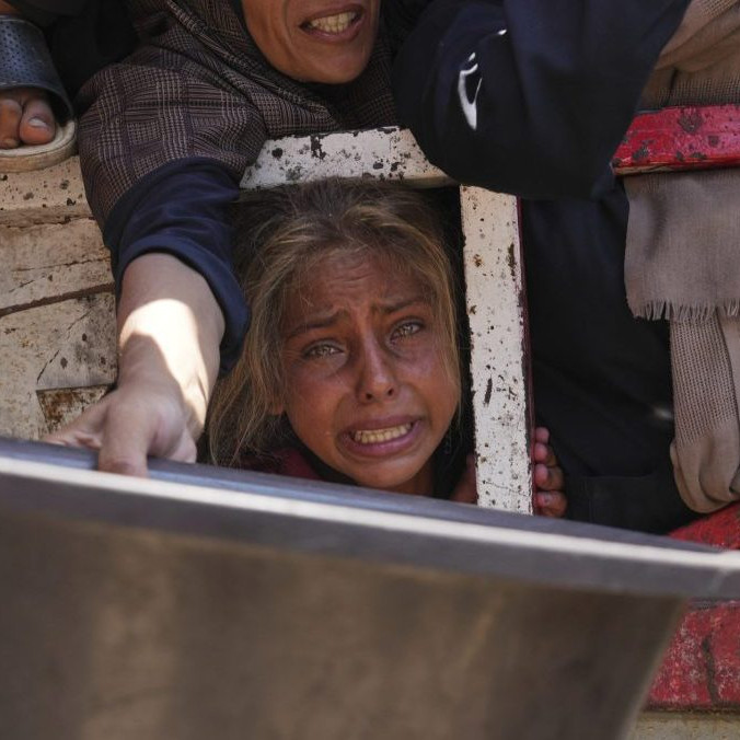 Palestínčania bojujú o darované potraviny v komunitnej kuchyni v meste Gaza.