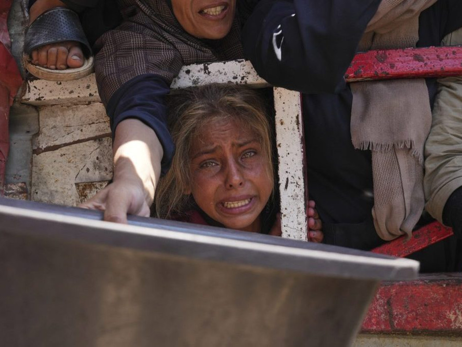 Palestínčania bojujú o darované potraviny v komunitnej kuchyni v meste Gaza.