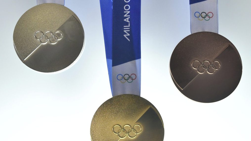 Organizátori ZOH 2026 predstavili dizajn medailí, symbolizujú dve polovice