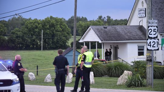 Na snímke policajti stoja pred baptistickým kostolom v meste Lexington v americkom štáte Kentucky.
