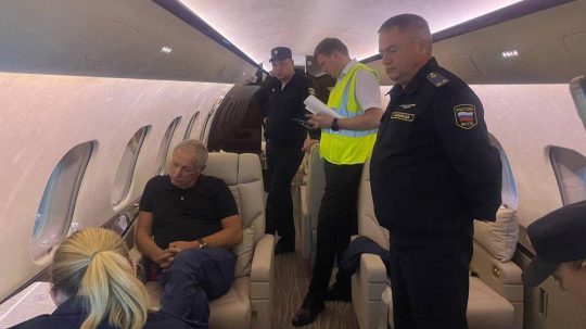 Snažil sa odletieť z krajiny: Ruského miliardára zadržali úrady. Štát chce zabaviť zlaté bane, v ktorých jeho firma ťaží