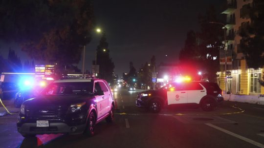 Policajné autá na mieste incidentu v Los Angeles.