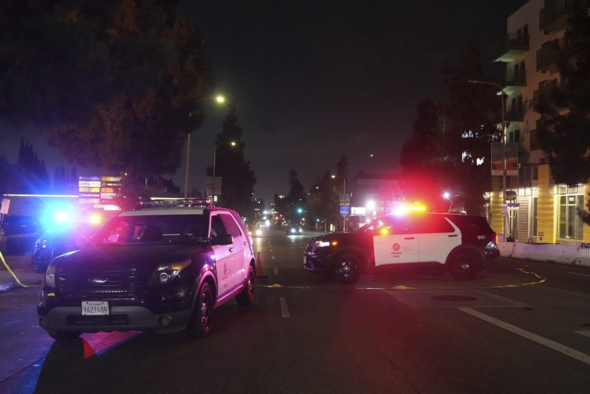 Do davu v americkom Los Angeles narazilo vozidlo: Zranenia utrpeli desiatky ľudí, podozrivého polícia zadržala
