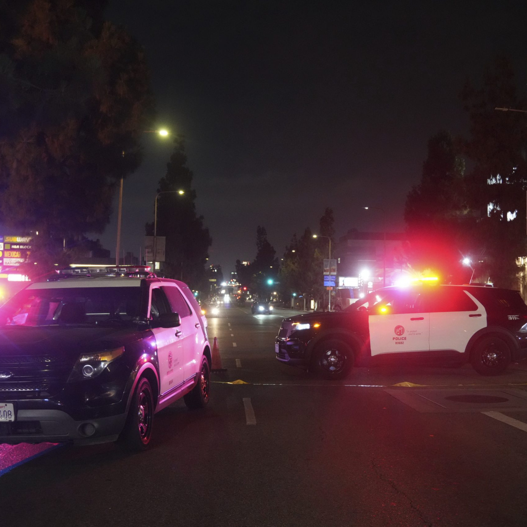 Do davu v americkom Los Angeles narazilo vozidlo: Zranenia utrpeli desiatky ľudí, podozrivého polícia zadržala