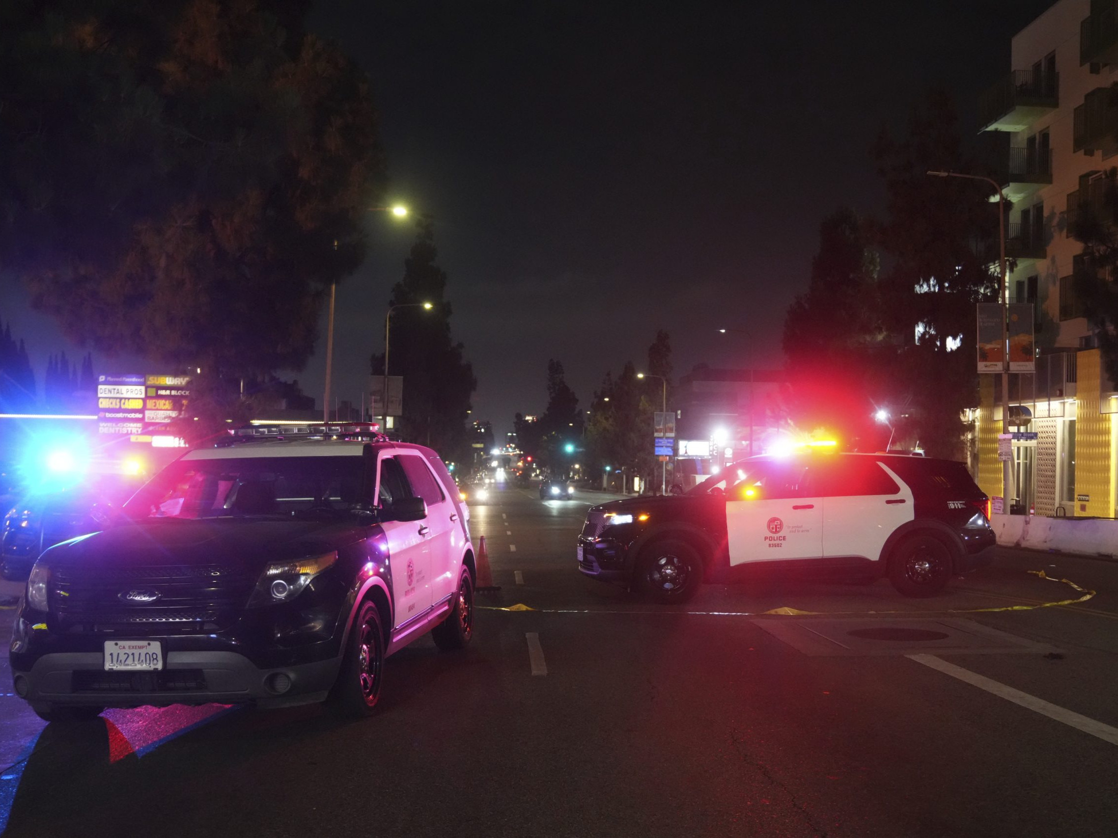 Do davu v americkom Los Angeles narazilo vozidlo: Zranenia utrpeli desiatky ľudí, podozrivého polícia zadržala
