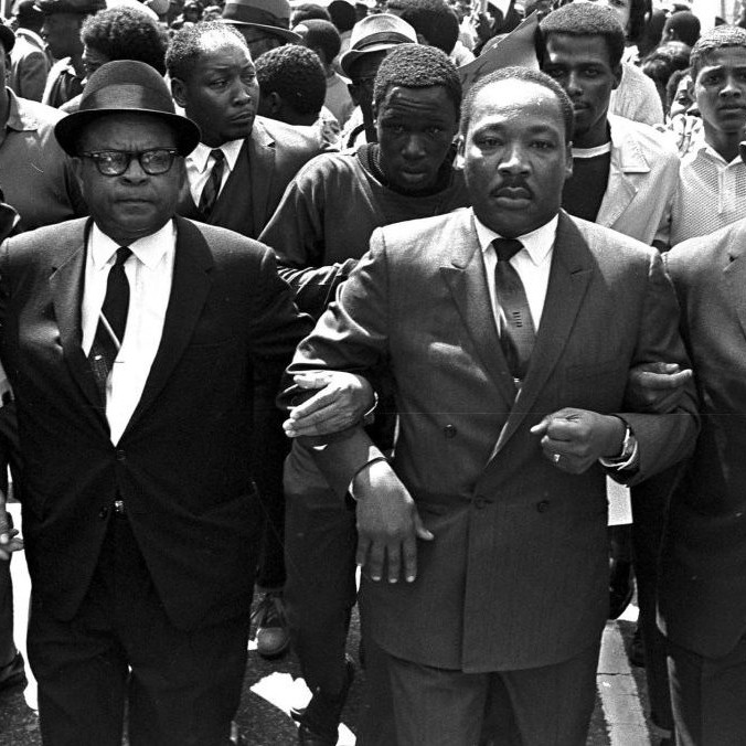 Na fotografii z marca 1968 Martin Lunther King Jr. (uprostred) počas pochodu za ľudské práva v Memphise.