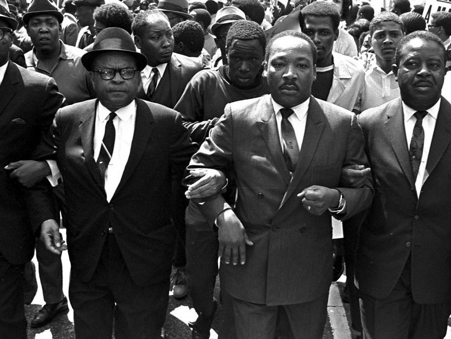 Na fotografii z marca 1968 Martin Lunther King Jr. (uprostred) počas pochodu za ľudské práva v Memphise.