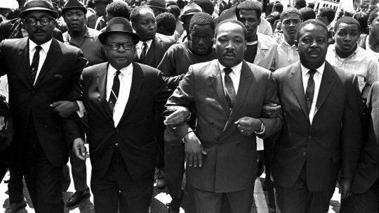 Na fotografii z marca 1968 Martin Lunther King Jr. (uprostred) počas pochodu za ľudské práva v Memphise.