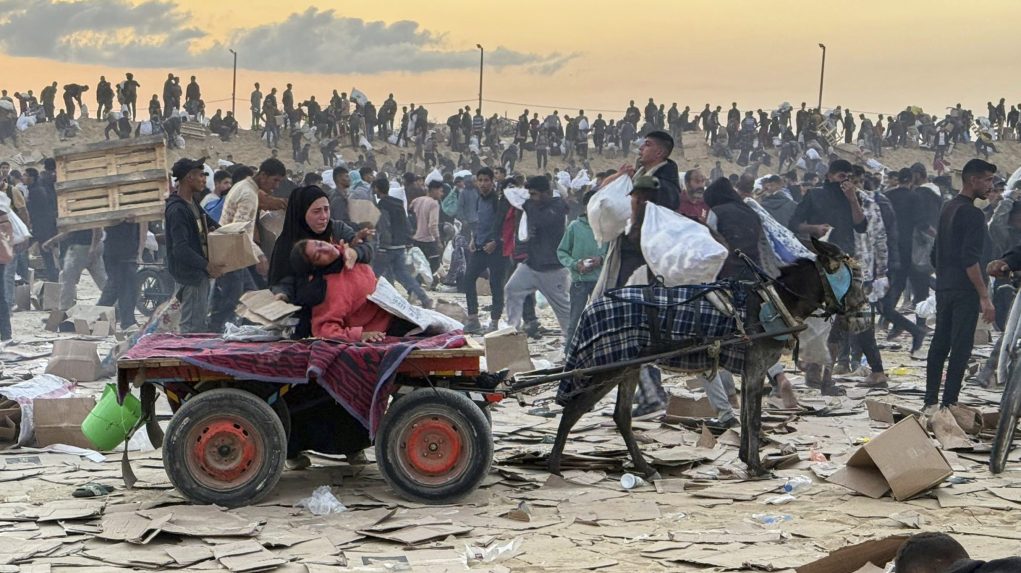 Vzdušné údery a streľba v Pásme Gazy podľa úradov zabili viac než 90 ľudí. Z nich 42 čakalo na humanitárnu pomoc