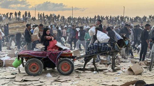 ľudia čakajúci na humanitárnu pomoc v Pásme Gazy