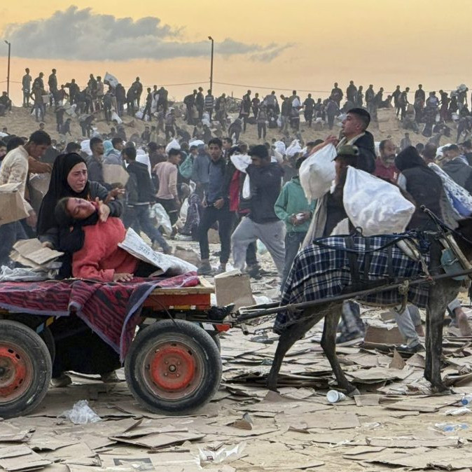 Vzdušné údery a streľba v Pásme Gazy podľa úradov zabili viac než 90 ľudí. Z nich 42 čakalo na humanitárnu pomoc