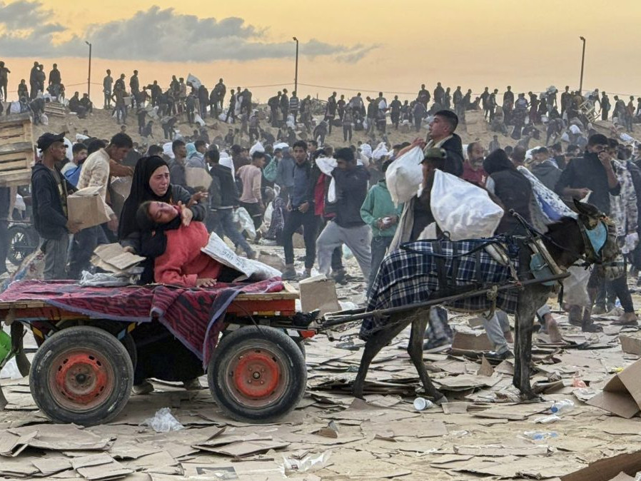 ľudia čakajúci na humanitárnu pomoc v Pásme Gazy