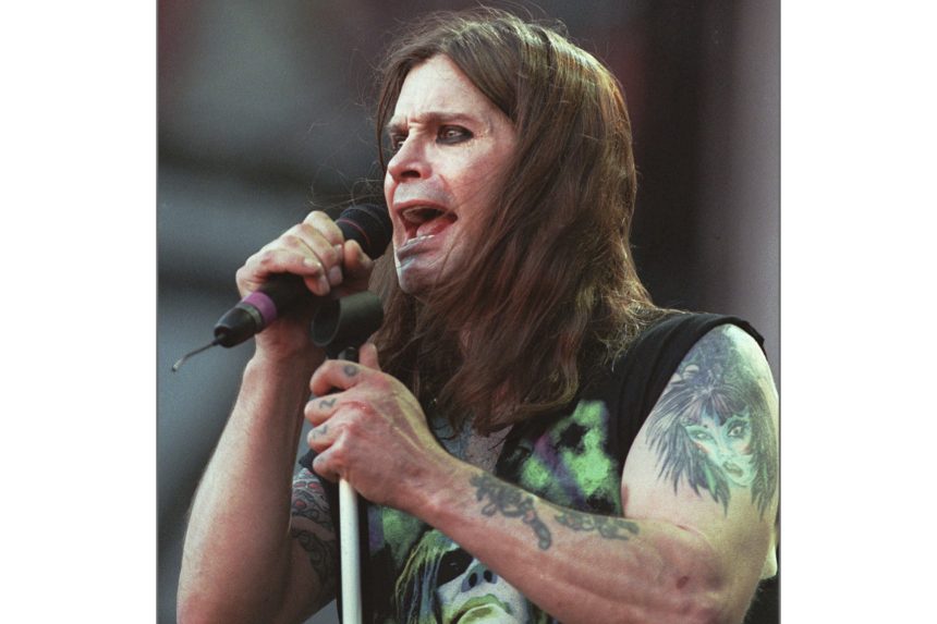 Na archÃƒÂ­vnej snÃƒÂ­mke z 15. jÃƒÂºna 1997 britskÃƒÂ½ spevÃƒÂ¡k Ozzy Osbourne vystupuje s hudobnou skupinou Black Sabbath v East Rutherforde.