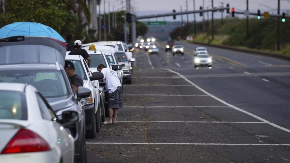 Úrady vyzvali obyvateľov pobrežných oblastí na ostrove Oahu, aby sa presunuli do vnútrozemia.