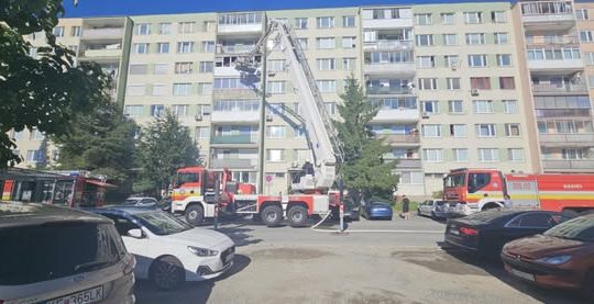 Bytovka v Košiciach, pred ňou hasičská technika.