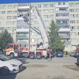 Bytovka v Košiciach, pred ňou hasičská technika.