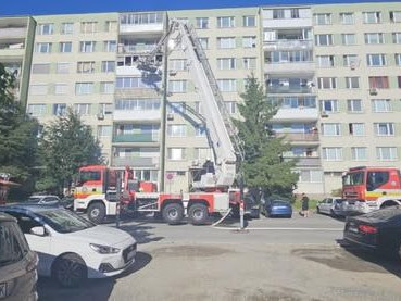 Bytovka v Košiciach, pred ňou hasičská technika.