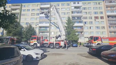 Bytovka v Košiciach, pred ňou hasičská technika.