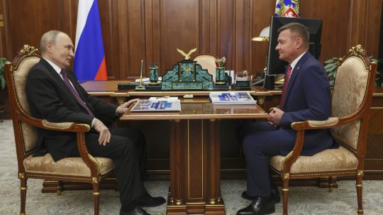 Na archívnej snímke z 30. januára 2025 v Moskve ruský prezident Vladimir Putin (vľavo) a ruský minister dopravy Roman Starovojt počas stretnutia v Moskve.